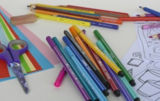 Crayons de couleur dessins école maternelle